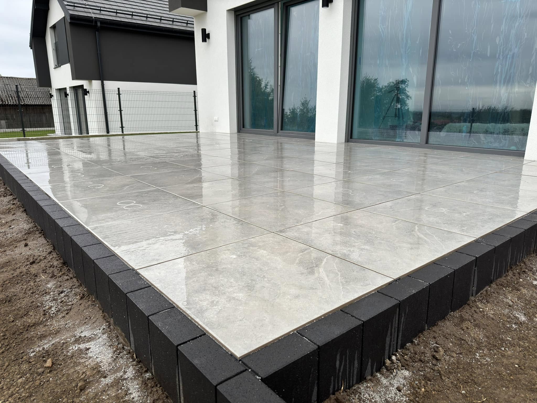 Taras z płytek ceramicznych